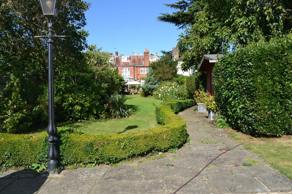 Cranleigh Hotel Рейгейт Экстерьер фото