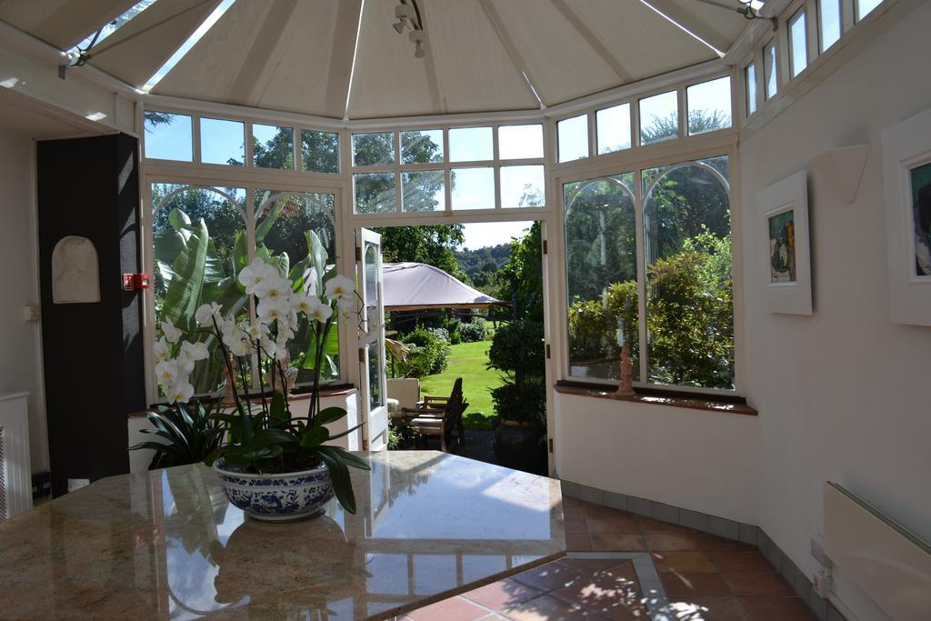 Cranleigh Hotel Рейгейт Экстерьер фото