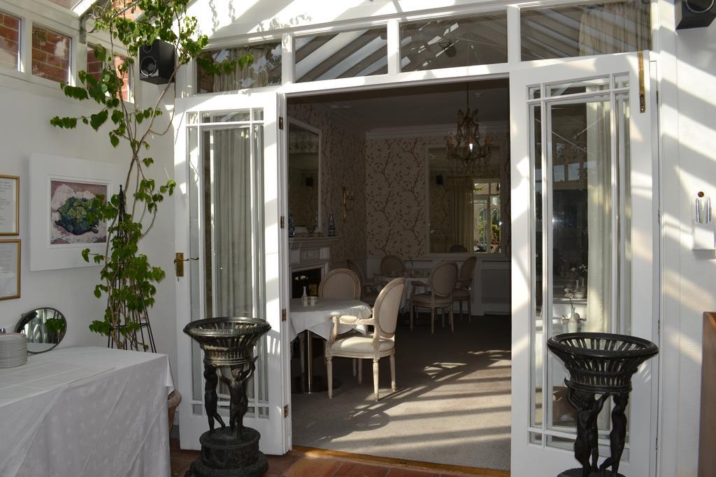 Cranleigh Hotel Рейгейт Экстерьер фото
